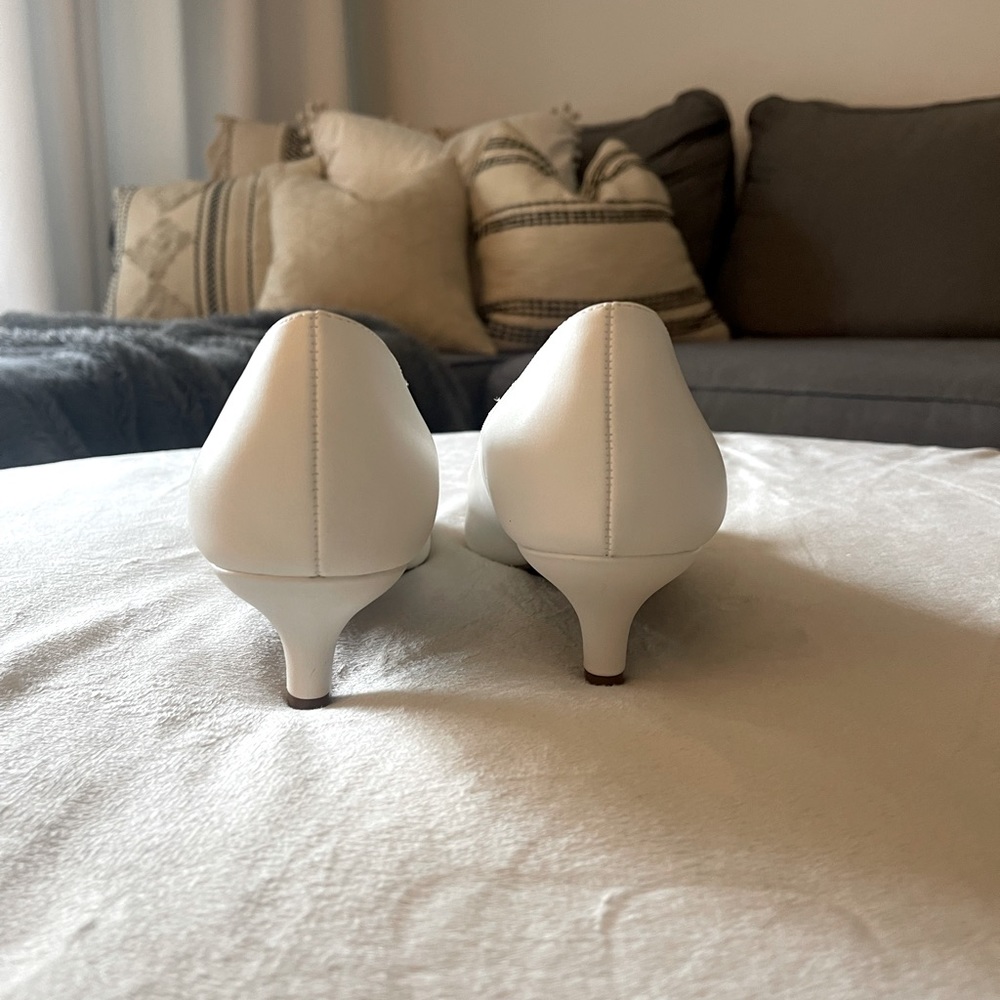 womens white kitten heel w/ cushioned insole - size 9